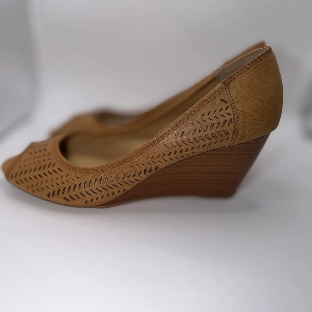City Classified Womens 8.5 Tan Laser Cut Peep‎ Toe Wedge Heel Boho Comfort L1